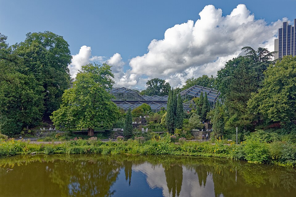 Planten un Blomen park with pond and greenhouses